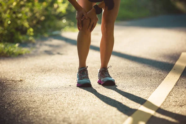 Joven Corredor Femenino Tiene Lesión Deportiva Las Rodillas — Foto de Stock