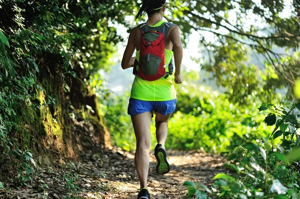 Gündoğumunda Tropikal Ormanda Koşan Genç Bir Kadın — Stok fotoğraf