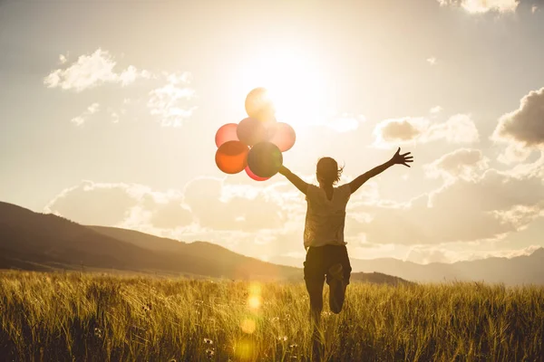 Cheering Jeune Femme Courir Sur Les Prairies Avec Des Ballons — Photo