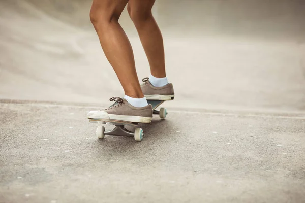 Nohy Fit Ženské Skateboardista Bruslení Městském Skate Parku — Stock fotografie