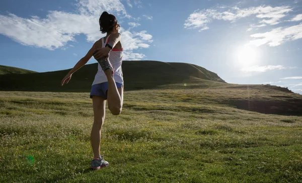 Fitness Vrouwelijke Trail Runner Opwarmen Voor Het Rennen Bergen — Stockfoto