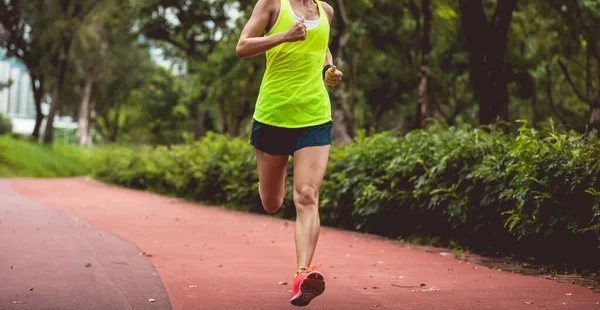 Fitness Mujer Deportiva Corriendo Aire Libre Trotando Pista Parque —  Fotos de Stock