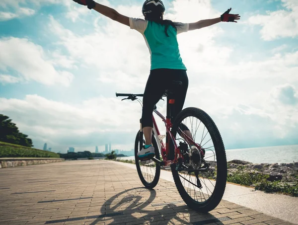 Manos Libres Mujer Montar Bicicleta Montaña Salida Del Sol Junto — Foto de Stock