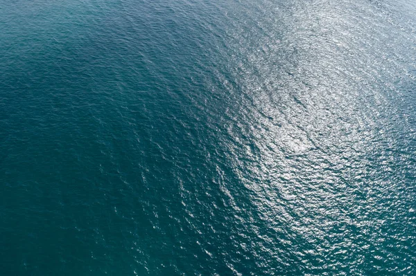 海面波浪形的无人机航拍 — 图库照片