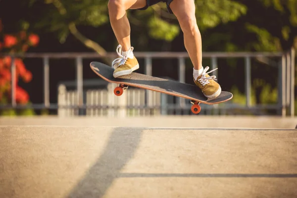 Legs Fit Female Skateboarder Skating Urban Skate Park — Stock Photo, Image