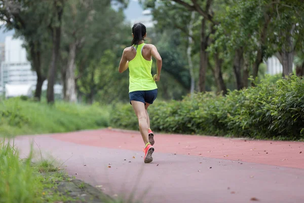 Γυμναστική Αθλητική Γυναίκα Τρέχει Εξωτερικούς Χώρους Τζόκινγκ Κομμάτι Στο Πάρκο — Φωτογραφία Αρχείου