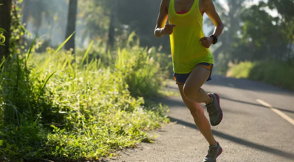 Młoda Kobieta Fitness Biegnie Rano Tropikalnym Szlakiem Leśnym — Zdjęcie stockowe
