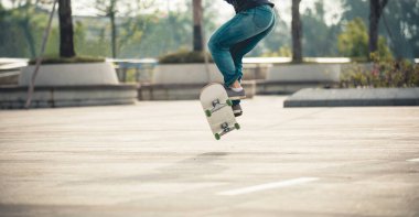 Gün doğumunda parkta kaykaycı.