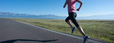 Genç sporcu ultra maraton koşucusu yolda koşuyor