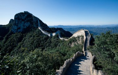 Çin Seddi olan dağların manzarası.