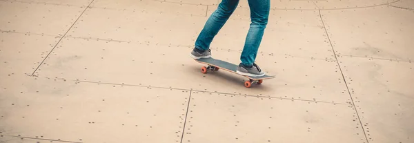 Samica Deskorolkarki Rampie Skate Parku — Zdjęcie stockowe