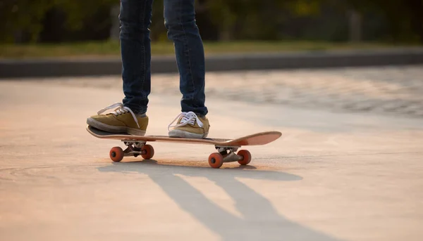 Låg Del Skateboardåkare Parkeringen Morgonen — Stockfoto