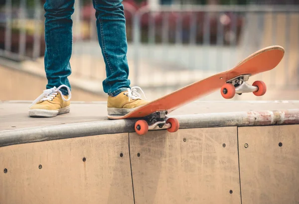 Kvinnlig Skateboardåkare Skateboard Skate Park Ramp — Stockfoto