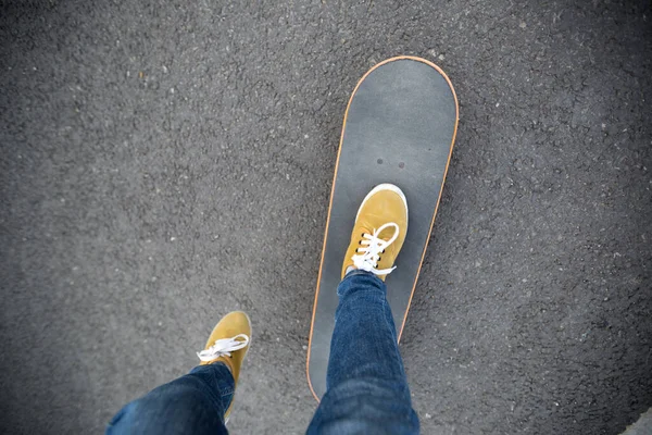 Füße Von Skateboarder Auf Autobahn Unterwegs — Stockfoto