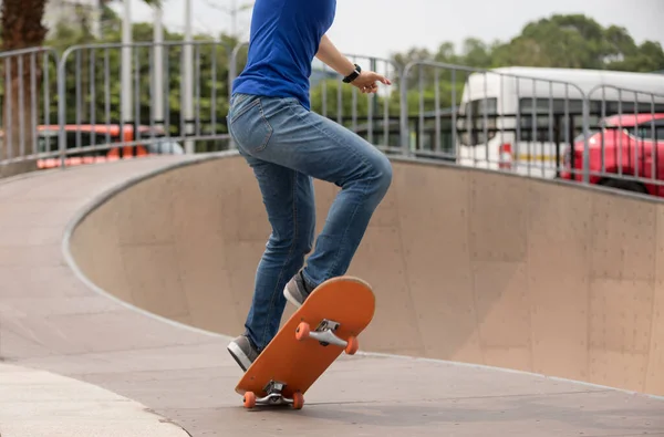 Női Gördeszkás Ugrás Gördeszka Park Rámpáján — Stock Fotó