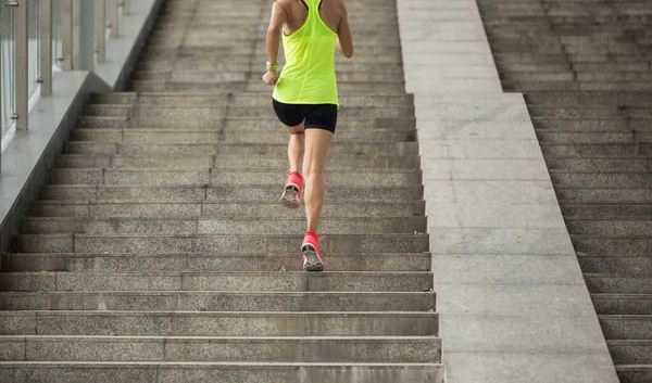 Joven Deportista Corriendo Por Las Escaleras Ciudad Trotando Corriendo Entrenamiento —  Fotos de Stock
