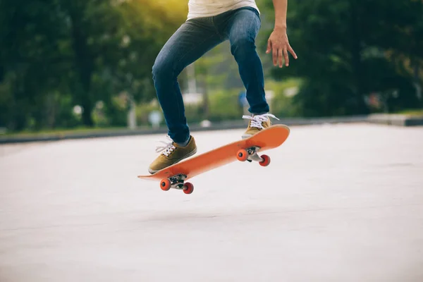 Χαμηλό Τμήμα Του Skateboarder Στο Πάρκινγκ Πρωί — Φωτογραφία Αρχείου