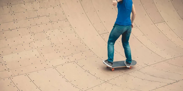 Skateboarderin Fährt Auf Skatepark Rampe — Stockfoto