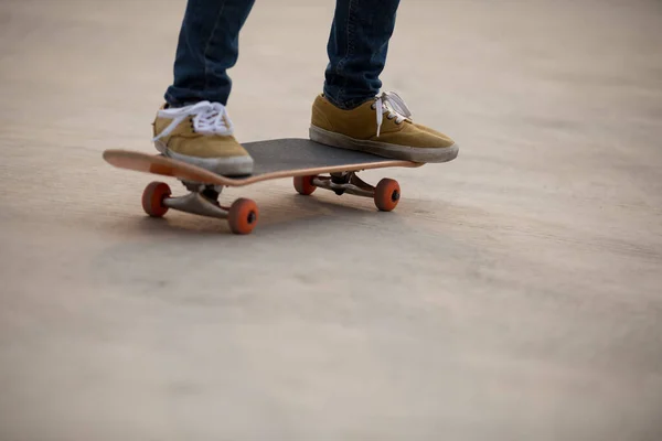 Χαμηλό Τμήμα Του Skateboarder Στο Πάρκινγκ Πρωί — Φωτογραφία Αρχείου