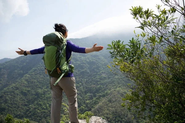 Caminhante Bem Sucedida Desfrutando Vista Topo Montanha Com Braços Abertos — Fotografia de Stock