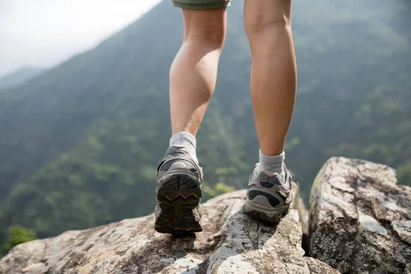 Piernas Excursionista Exitoso Disfrutando Vista Borde Del Acantilado Cima Montaña — Foto de Stock