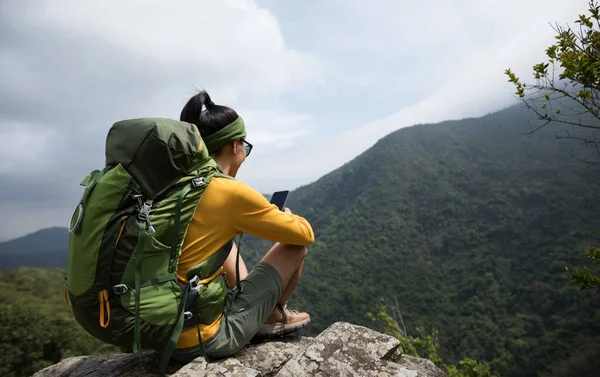 Caminhante Bem Sucedido Usando Smartphone Borda Penhasco Topo Montanha — Fotografia de Stock