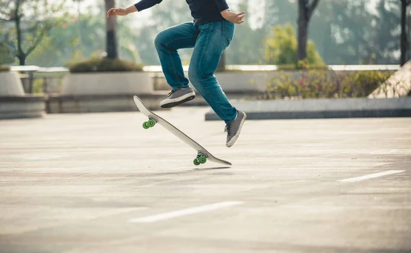 Skateboardista Skateboarding Parku Při Východu Slunce — Stock fotografie