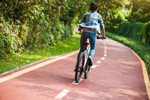 Ciclista Hembra Montando Bicicleta Montaña Camino Del Parque Ciudad — Foto de Stock