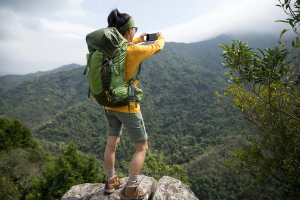 Lyckad Vandrare Med Smartphone Bergstoppskanten — Stockfoto