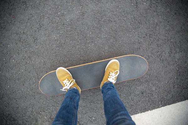 Πόδια Του Skateboarder Ιππασία Στην Εθνική Οδό — Φωτογραφία Αρχείου