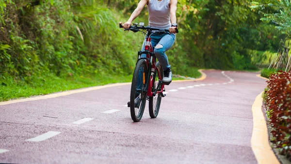 Female Cyclist Riding Mountain Bike City Park Road — Stock Photo, Image