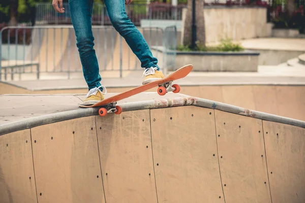 Vrouwelijke Skateboarder Skateboarden Skate Park Helling — Stockfoto