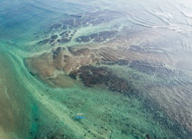 Güzel deniz manzarası ve sahil kenarında balıkçı tekneleri.