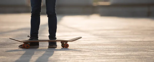 Nohy Skateboardista Skateboarding Při Východu Slunce Parku — Stock fotografie