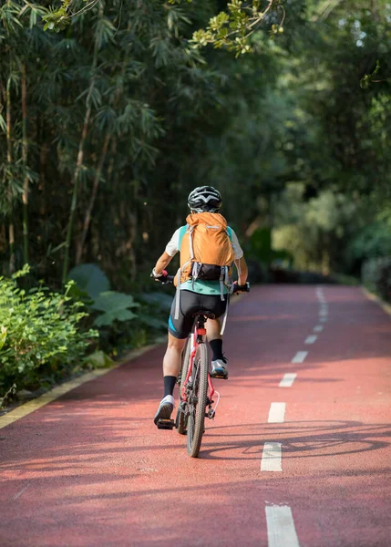 Parkta Dağ Bisikleti Süren Kadın — Stok fotoğraf