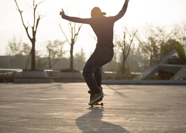 Skateboarder Skateboarden Bij Zonsopgang Park — Stockfoto