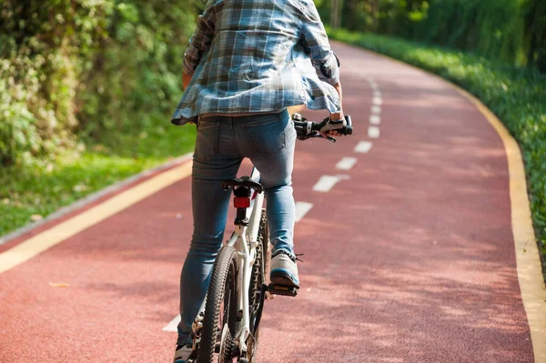 Ciclista Femenina Montando Bicicleta Montaña Parque — Foto de Stock