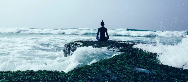 Frau Praktiziert Yoga Korallenriff Mit Wellen — Stockfoto