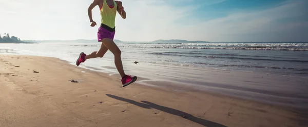 Fit Mujer Corriendo Playa Del Amanecer — Foto de Stock