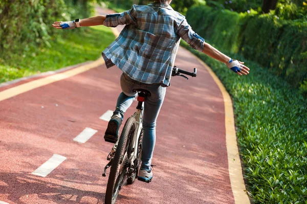 Mulher Andar Bicicleta Montanha Com Braços Estendidos — Fotografia de Stock