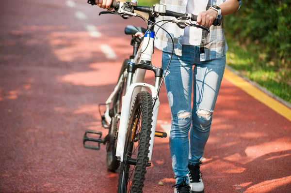 Žena Cyklistka Jízda Horském Kole Parku — Stock fotografie