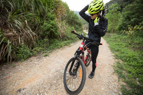 Dişi Bisikletçi Dağlarda Bisiklet Sürmeden Önce Kaskını Takıyor — Stok fotoğraf
