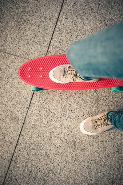 Pov Των Ποδιών Του Skateboarder Skateboarding Στο Κόκκινο Του Σκάφους — Φωτογραφία Αρχείου