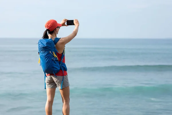 Senderista Femenina Playa Usando Teléfono Inteligente Tomando Fotos — Foto de Stock