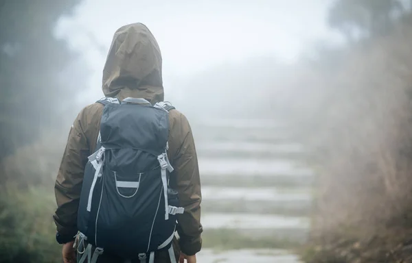 Женщина Туристка Идущая Тропе Туманной Вершине Горы — стоковое фото
