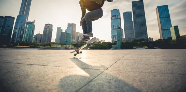 Skateboarder Skateboarding Při Západu Slunce Městě — Stock fotografie