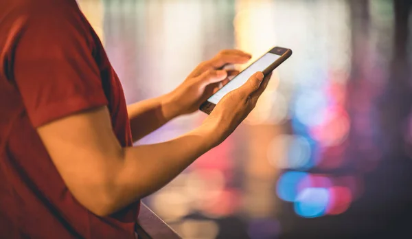 Frauenhände Nutzen Smartphone Nachts Der Stadt — Stockfoto