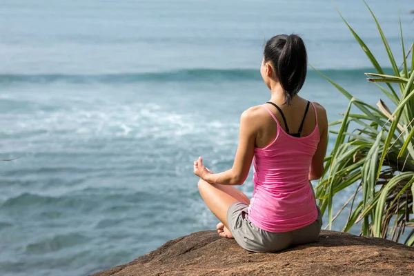 Donna Che Pratica Yoga Mare Rocce — Foto Stock