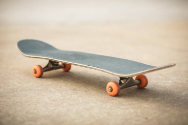 Eski kaykay açık havada sürmeye hazır.