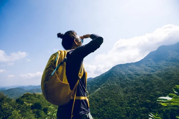 Succesvolle Wandelaar Geniet Van Het Uitzicht Bergtop — Stockfoto